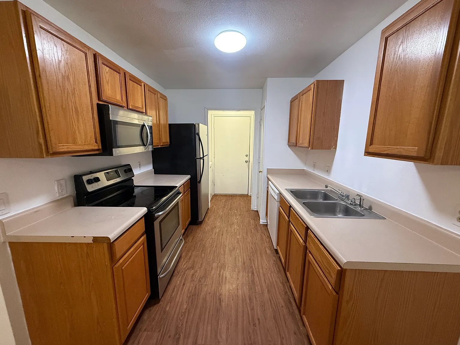 3 bed, 2.5 bath, 1400 sqft, $1,575 — Photo 3