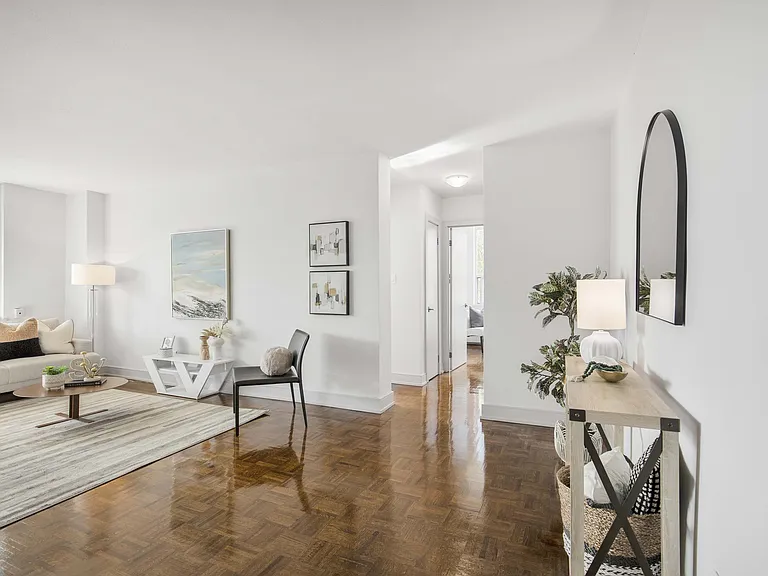 225 Davisville Ave — Photo 10
