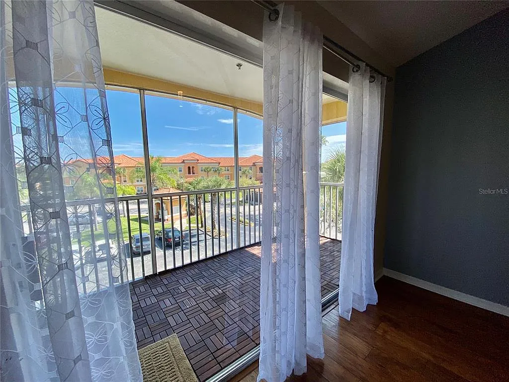 2 bed, 2.0 bath, 1004 sqft, $1,750 — Photo 4