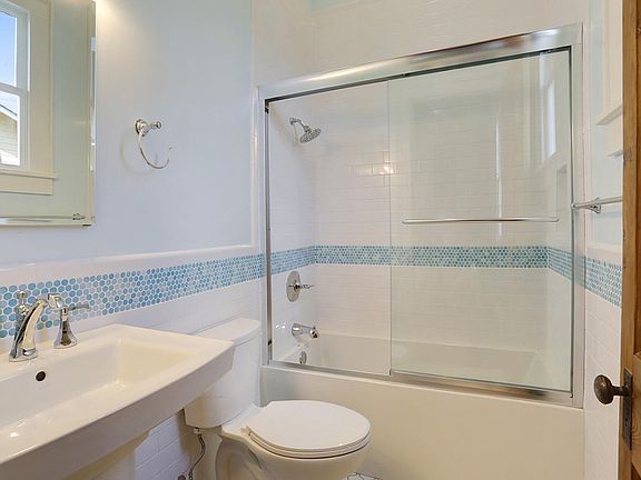 5th image of 3026 Desoto St