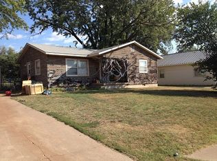 511 Ivanhoe St, Perry, OK 73077