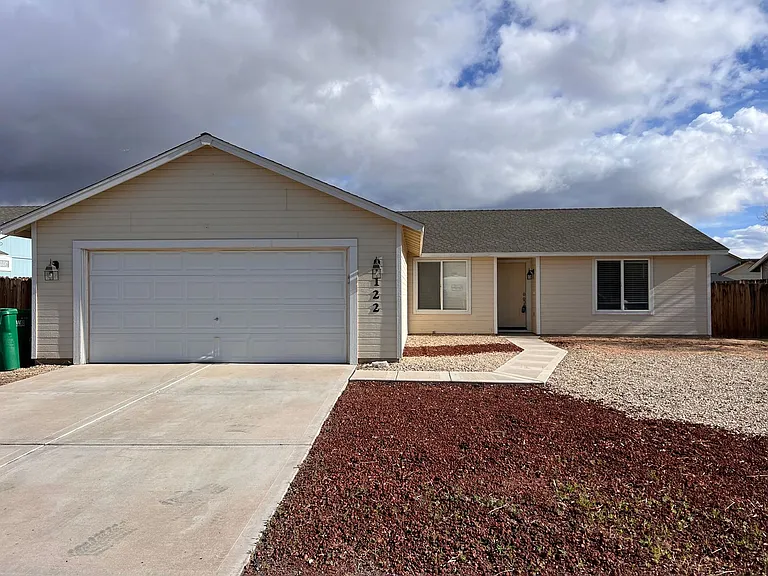 122 Prairie Ln — Photo 1