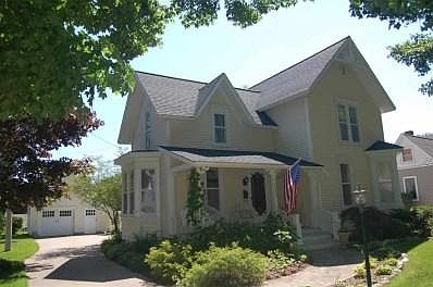 1st image of 210 W Hurlbut St