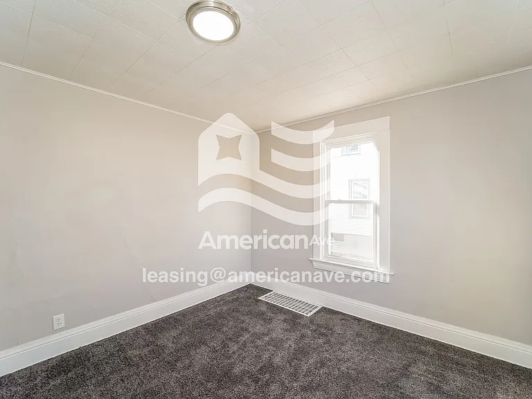 921584_006_wm_-_main_bedroom_13421612.jpg