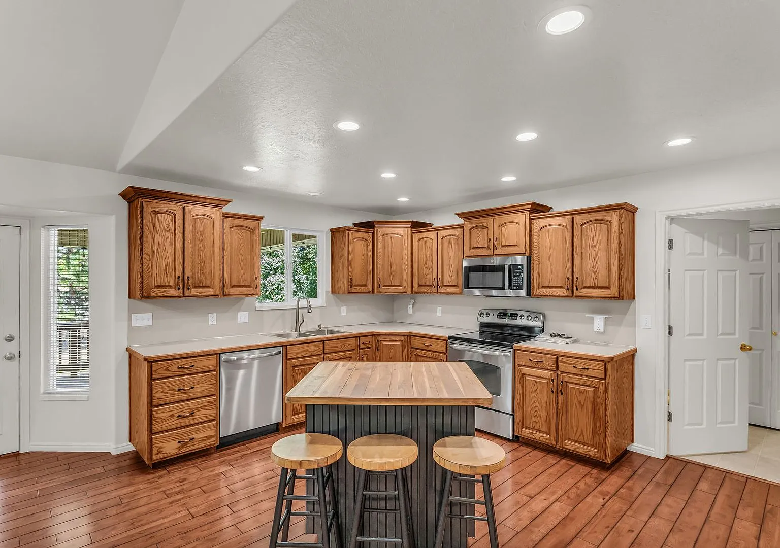 Spacious 5 Bed Kaysville Home with 3-Car Garage — Photo 3