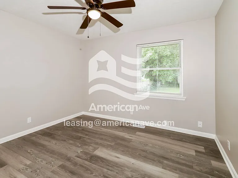 1424492_011_bedroom_11.jpg