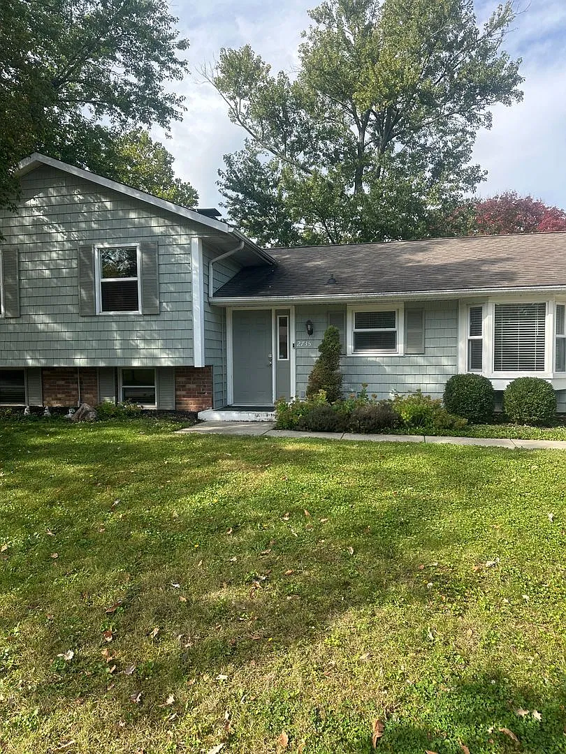 Beautiful 4 bedroom property in West Lafayette with a fenced in back yard!! — Photo 2