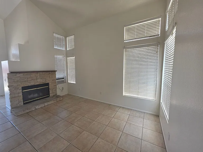 1354 Carriage Ln — Photo 23