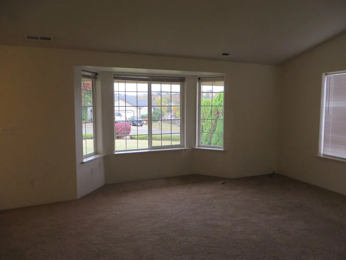 Nice 3 Bedroom Home in Green! — Photo 3