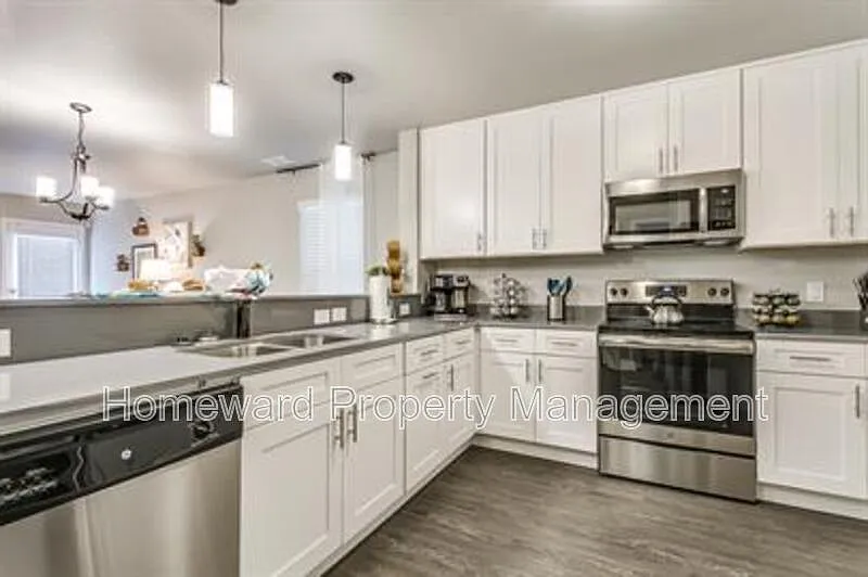 3 bed, 2.5 bath, 1751 sqft, $1,950 — Photo 3
