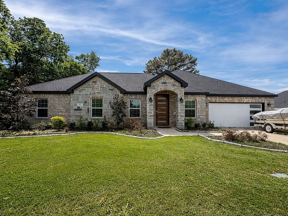 1st image of 211 Kelly Ln