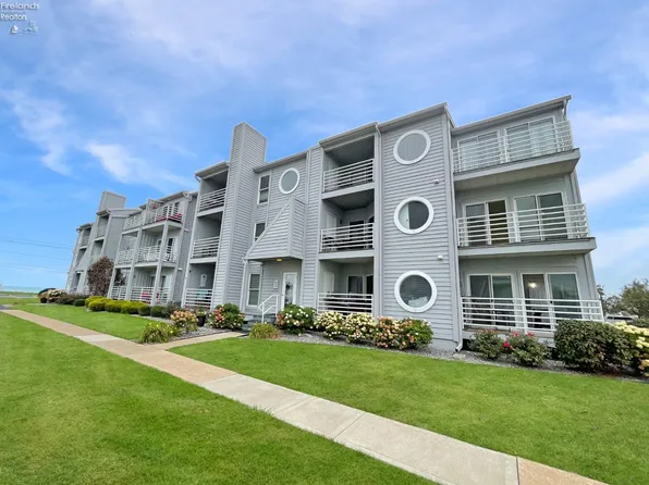 102 Clinton Reef Dr, Port Clinton, OH 43452