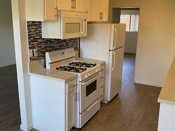 2nd image of 365 W Wilson St #9453590