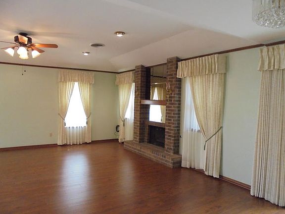 3rd image of 505 Bradley Ln