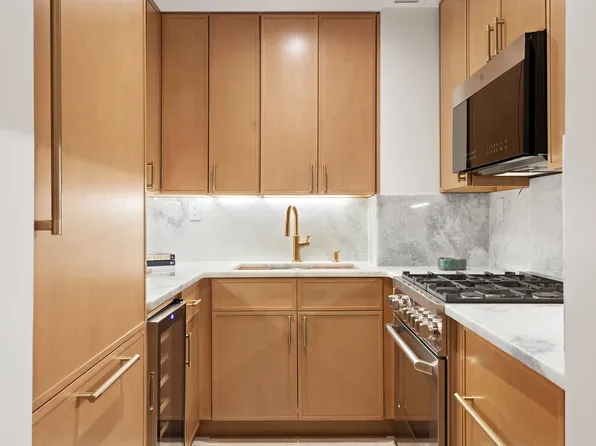 721 5th Avenue 33C image 3 of 17
