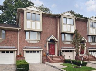 102 Dean Ridge Ct, Cranston, RI 02920