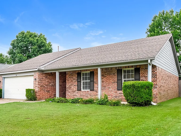 120 Pinewood Dr — Photo 3