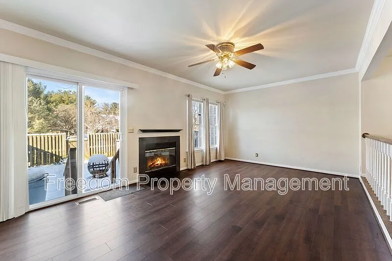 3 bed, 3.5 bath, 2040 sqft, $2,492 — Photo 4