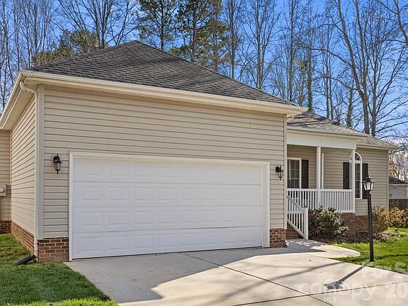 5th image of 315 Chelveston Dr
