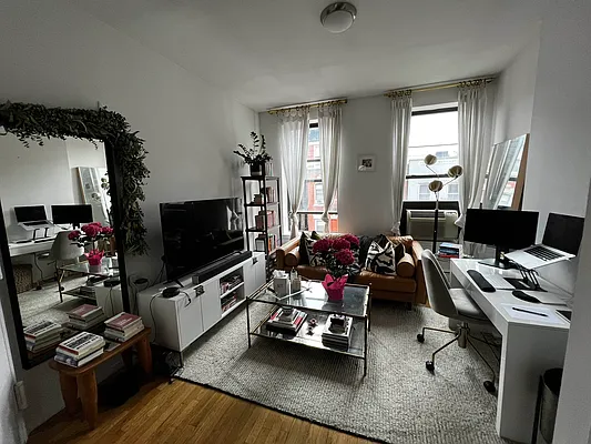 Rented by Salon Realty Corp | media 11