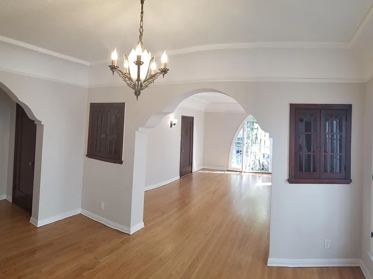 341 N Curson Ave — Photo 3