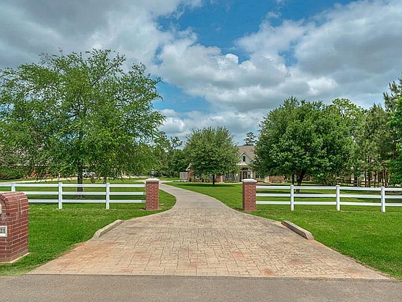 Gorgeous Driveway Entrance!