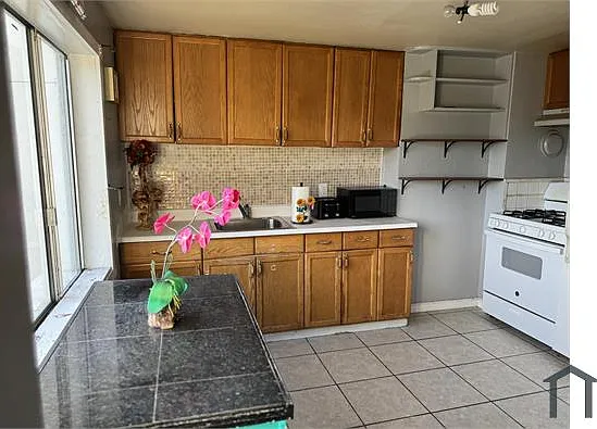 1232 Russia Ave — Photo 3