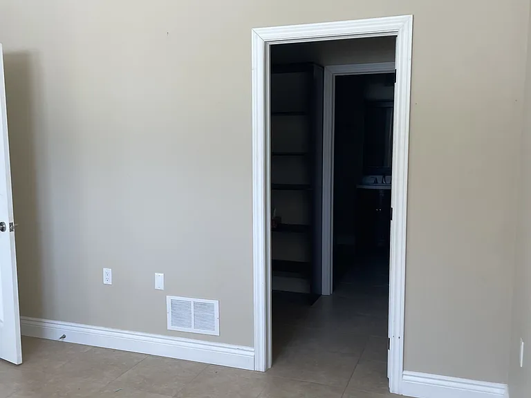 179B The Queensway S — Photo 26