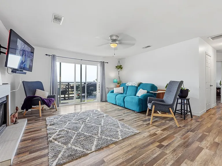 1308-10 Capistrano Ave — Photo 5
