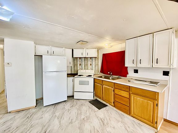 3rd image of 109 Harmons Way #109