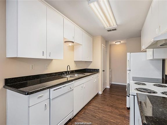 4th image of 901 Balcones Dr APT 76