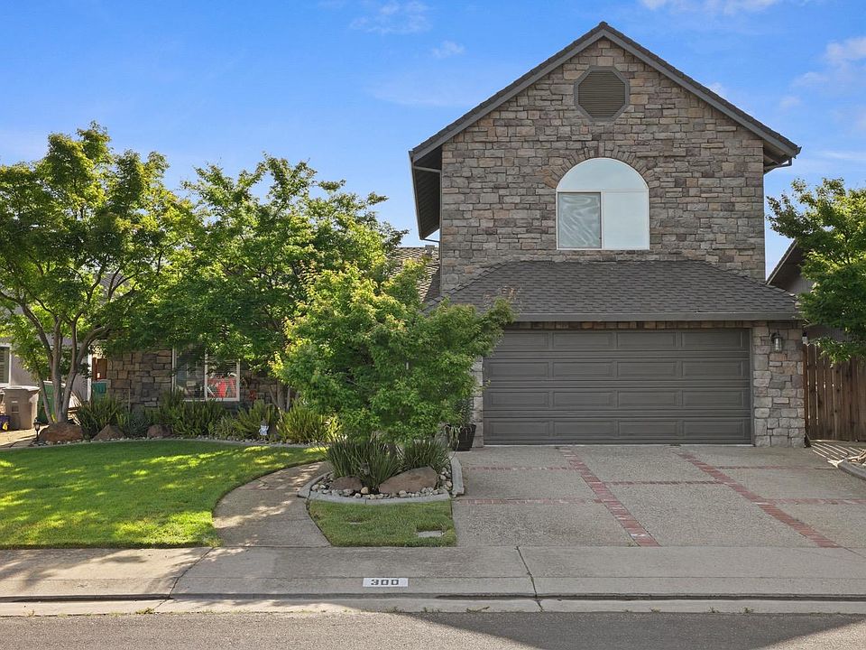 1st image of 300 Evergreen Dr