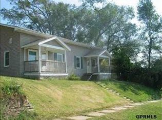 7716 Park Dr, Ralston, NE 68127