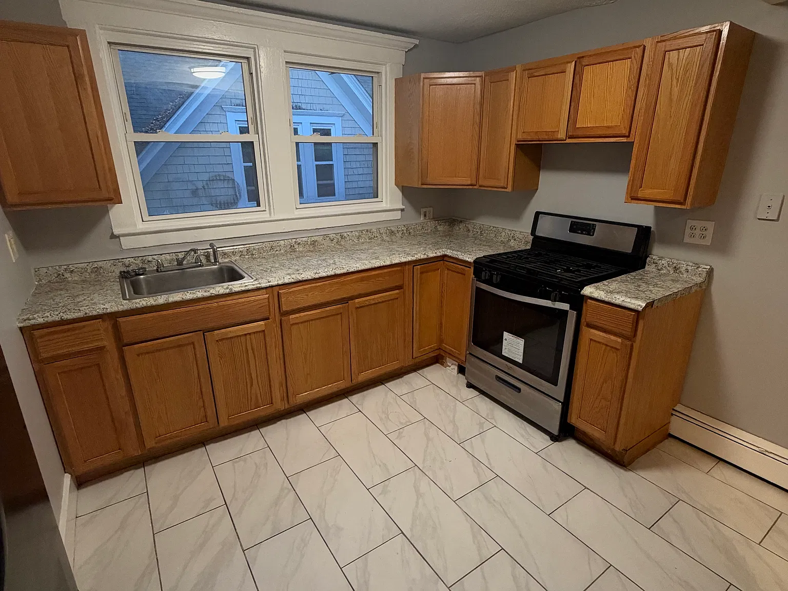 4 bed, 1100 sqft, $2,149 — Photo 2