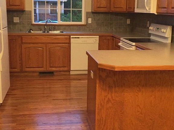 Kitchen, vaulted ceiling