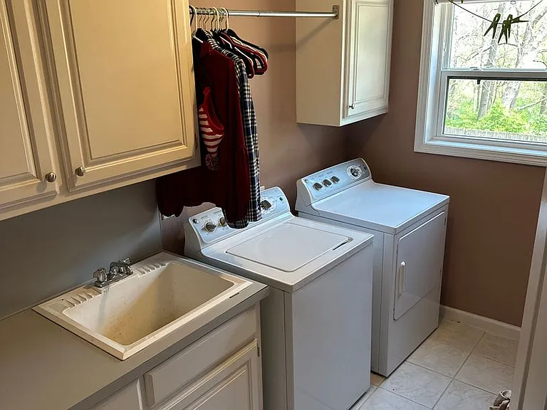 2203 Stout Dr — Photo 30