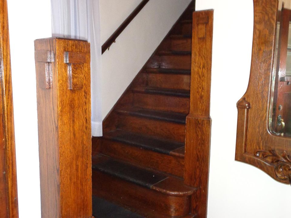 Foyer & interior Stairway