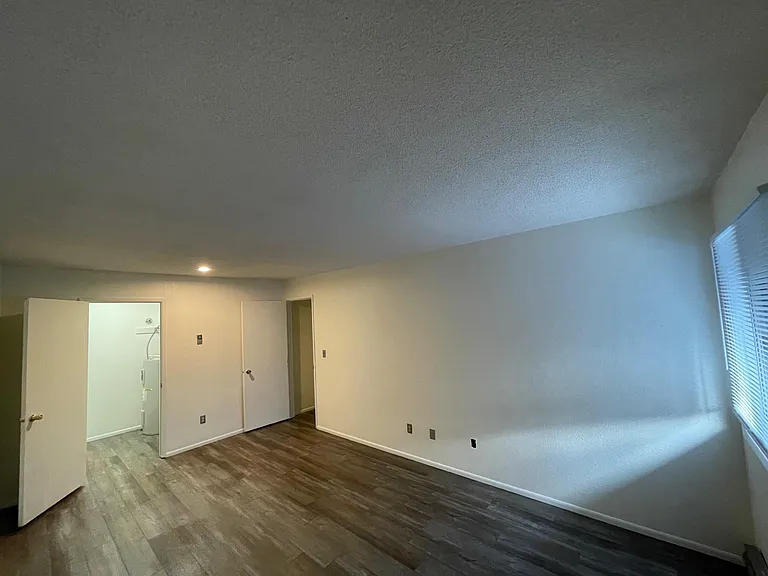1004 E South St #6 — Photo 7