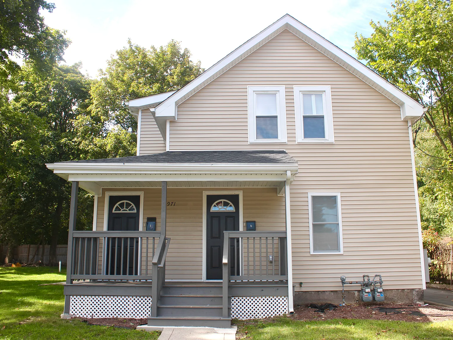 3 bed, 1041 sqft, $3,350 — Photo 1