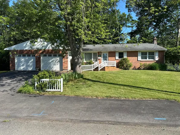576 Circle Dr, East Stroudsburg, PA 18301