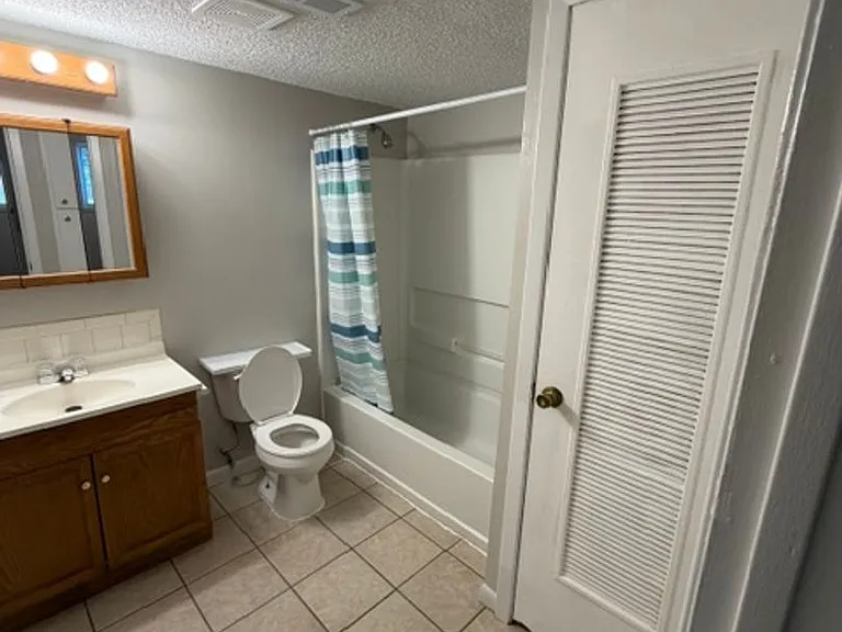 2228 S Oliver Ave — Photo 7