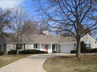 82 Blairmoor Ct, Grosse Pointe Shores, MI 48236