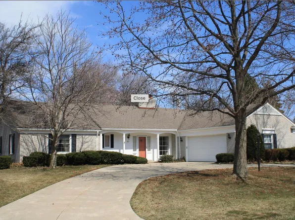 82 Blairmoor Ct, Grosse Pointe Shores, MI 48236