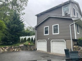 15 Lancelot Ln, East Setauket, NY 11733