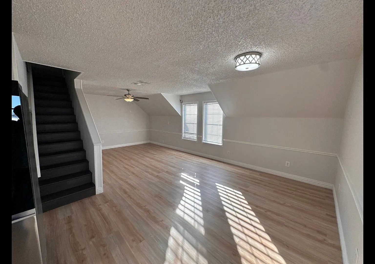 3 bed, 1.0 bath, 1300 sqft, $1,800 — Photo 2