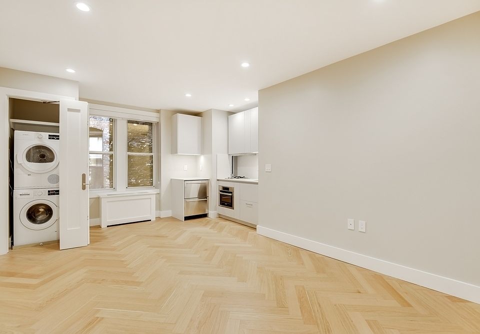 1st image of 220 W 24th St APT 1Q
