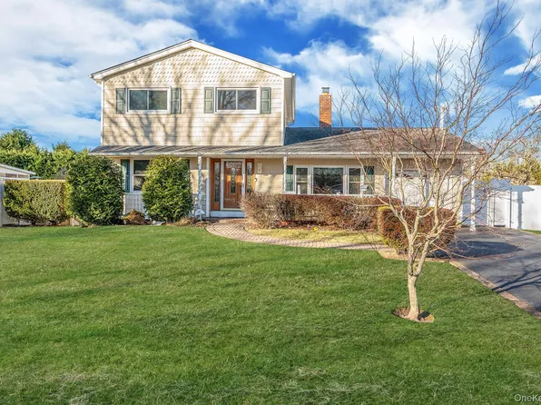 14 Harp Lane, Sayville, NY 11782