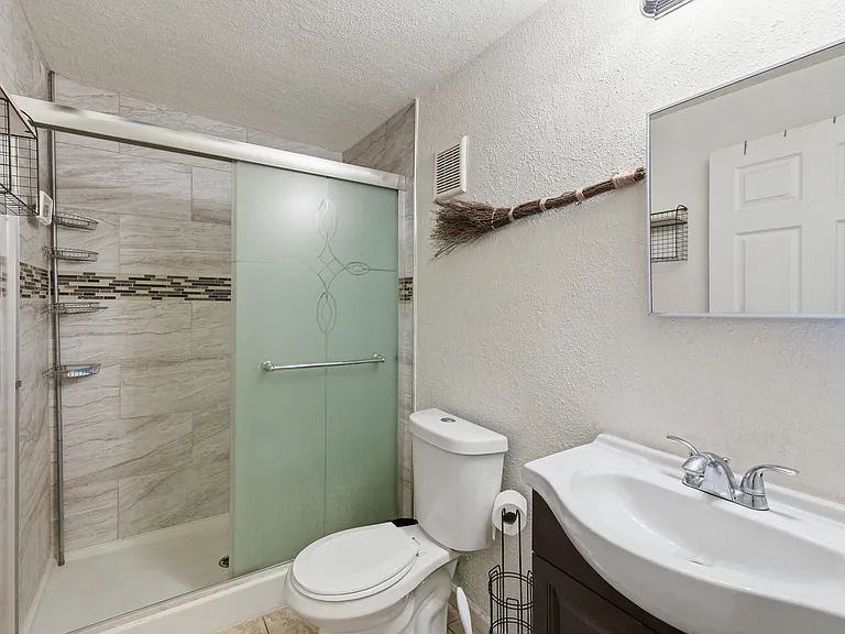 1908 E Lynne Ln #B — Photo 14