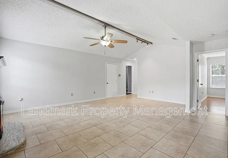 1122 Hidden Creek Dr — Photo 6