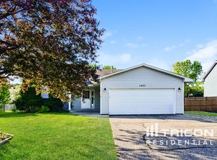 1407 Primrose Ln, Shakopee, MN 55379